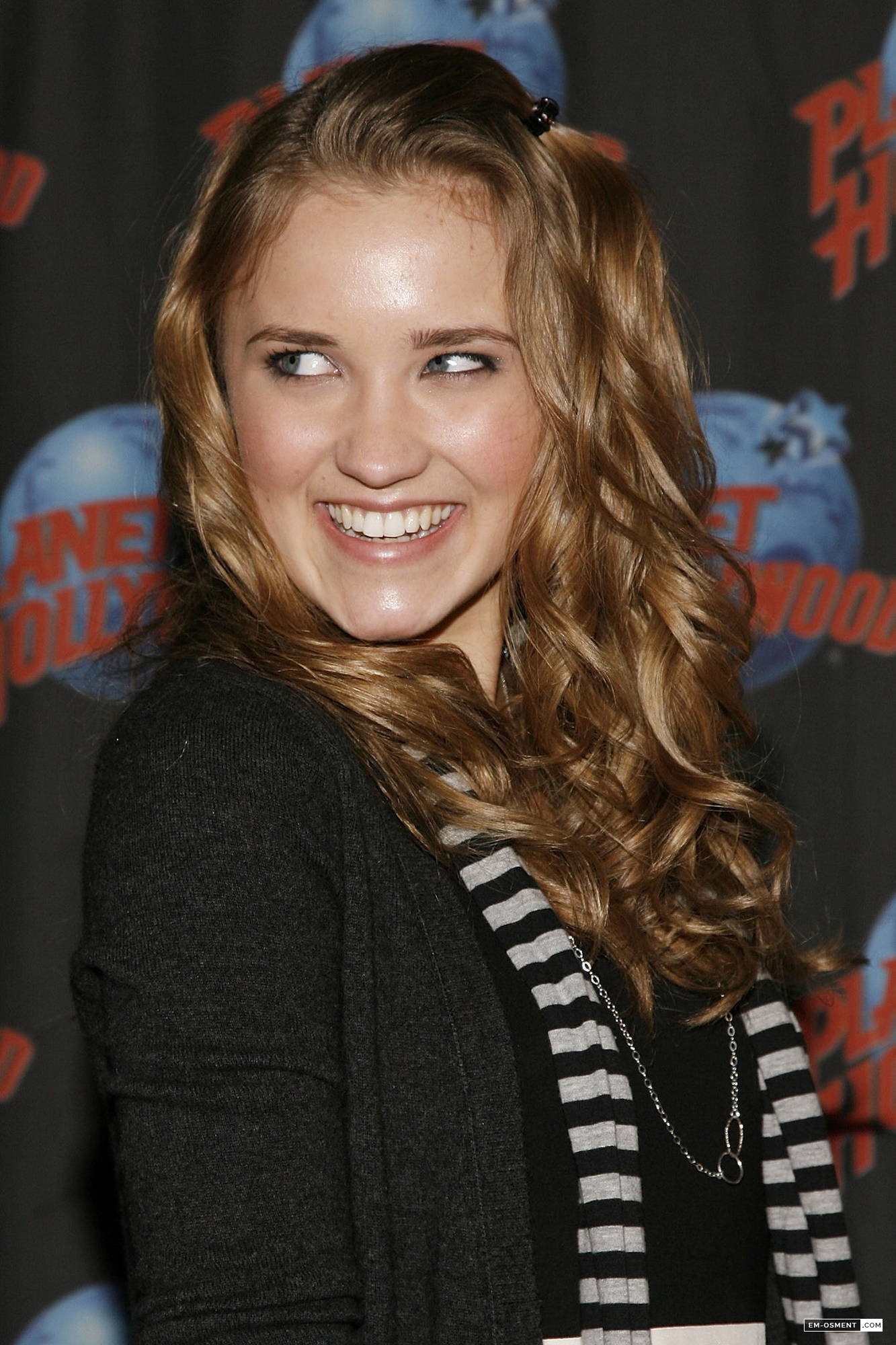 04 07 09 Emily Osment And Lucas Till Visit Planet Hollywood 029 Emily Osment Online Your